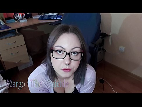 ❤️ Ko'zoynakli seksual qiz kamerada Dildoni chuqur so'radi seks da bizda